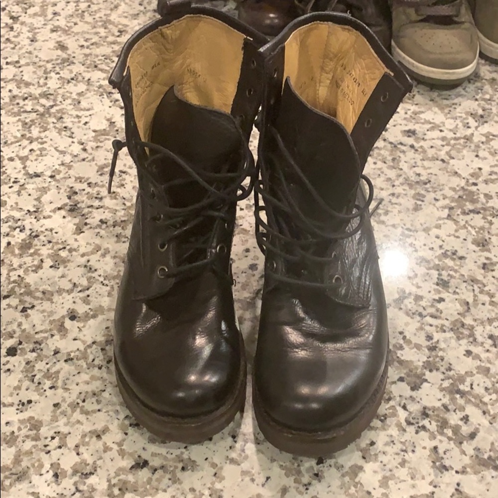Barely WORN Veronica combat Frye boots 🥾